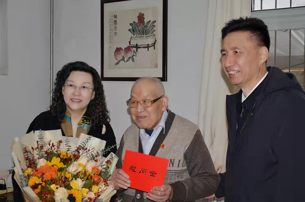 濟(jì)南產(chǎn)發(fā)集團(tuán)黨委副書(shū)記、總經(jīng)理黃蓓走訪慰問(wèn)離休老干部、老黨員