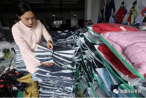 服装厂拼命生产羽绒服,库存上万件,最后100元3件廉价出售