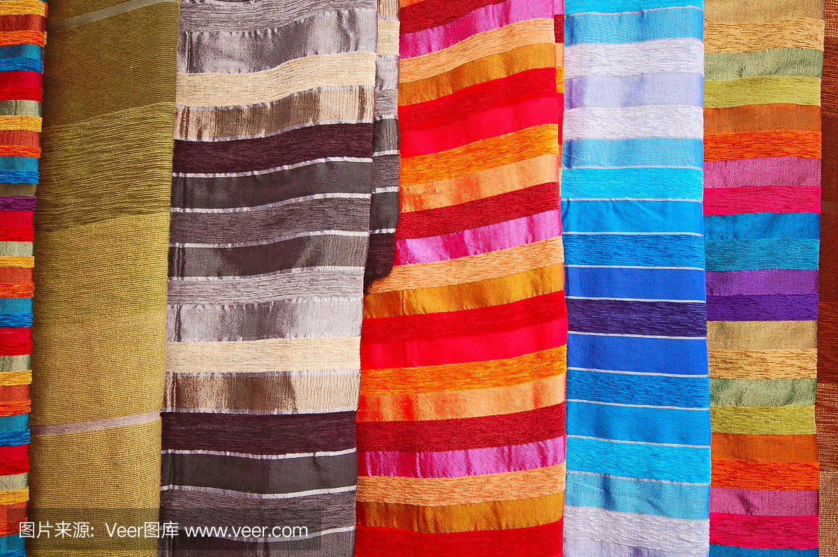 摩洛哥阿加迪尔市场上出售的亮色布料